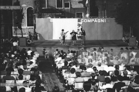 VENEZIA 1973 CANZONIERE POPOLARE VENETO ALLA FESTA NAZIONALE DELLUNITA© ARCHIVIO Graziano Arici/Rosebud2  MUSICA POPOLARE VENETA EMANUELA MAGRO ALBERTO DAMICO LUISA RONCHINI POLITICA PCI FESTA UNITA CAMPO FRARI