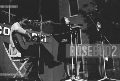 VENEZIA 1973 CANZONIERE POPOLARE VENETO ALLA FESTA NAZIONALE DELLUNITA© ARCHIVIO Graziano Arici/Rosebud2  MUSICA POPOLARE VENETA EMANUELA MAGRO ALBERTO DAMICO LUISA RONCHINI POLITICA PCI FESTA UNITA CAMPO FRARI