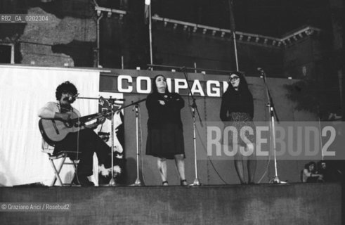 VENEZIA 1973 CANZONIERE POPOLARE VENETO ALLA FESTA NAZIONALE DELLUNITA© ARCHIVIO Graziano Arici/Rosebud2  MUSICA POPOLARE VENETA EMANUELA MAGRO ALBERTO DAMICO LUISA RONCHINI POLITICA PCI FESTA UNITA CAMPO FRARI