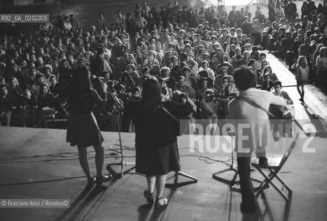 VENEZIA 1973 CANZONIERE POPOLARE VENETO ALLA FESTA NAZIONALE DELLUNITA© ARCHIVIO Graziano Arici/Rosebud2  MUSICA POPOLARE VENETA EMANUELA MAGRO ALBERTO DAMICO LUISA RONCHINI POLITICA PCI FESTA UNITA CAMPO FRARI