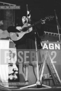 VENEZIA 1973 CANZONIERE POPOLARE VENETO ALLA FESTA NAZIONALE DELLUNITA© ARCHIVIO Graziano Arici/Rosebud2  MUSICA POPOLARE VENETA EMANUELA MAGRO ALBERTO DAMICO LUISA RONCHINI POLITICA PCI FESTA UNITA CAMPO FRARI