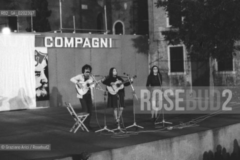VENEZIA 1973 CANZONIERE POPOLARE VENETO ALLA FESTA NAZIONALE DELLUNITA© ARCHIVIO Graziano Arici/Rosebud2  MUSICA POPOLARE VENETA EMANUELA MAGRO ALBERTO DAMICO LUISA RONCHINI POLITICA PCI FESTA UNITA CAMPO FRARI