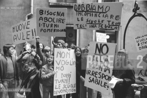 VENEZIA 1973 PROTESTA DELLE SCUOLE © ARCHIVIO Graziano Arici/Rosebud2  MANIFESTAZIONE PROTESTA STUDENTI SCUOLE MANIFESTI CARTELLONI
