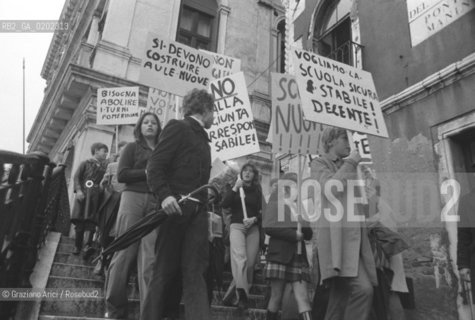 VENEZIA 1973 PROTESTA DELLE SCUOLE © ARCHIVIO Graziano Arici/Rosebud2  MANIFESTAZIONE PROTESTA STUDENTI SCUOLE MANIFESTI CARTELLONI
