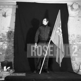 VENEZIA 1974 MILITANTE DEL PCI IN STUDIO DI SMITH © ARCHIVIO Graziano Arici/Rosebud2  POLITICA MILITANTE PCI FOTOGRAFO MARK SMITH