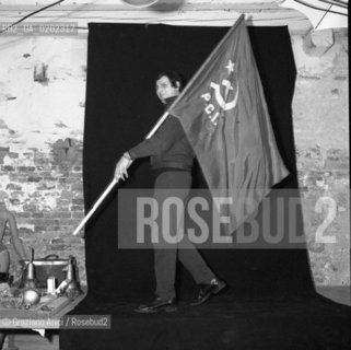 VENEZIA 1974 MILITANTE DEL PCI IN STUDIO DI SMITH © ARCHIVIO Graziano Arici/Rosebud2  POLITICA MILITANTE PCI FOTOGRAFO MARK SMITH