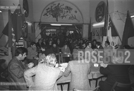 VENEZIA 1975, DIBATTITO PARTITO COMUNISTA SEZIONE DI SAN POLO © ARCHIVIO Graziano Arici/Rosebud2 , POLITICA MANIFESTI BANDIERE PC