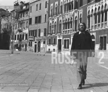 VENEZIA 1974 SCULTORE VITTORIO BASAGLIA CHE CAMMINA © ARCHIVIO Graziano Arici/Rosebud2  CAMPO SAN POLO
