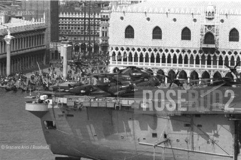 VENEZIA 1974 PORTAEREI AMERICANA NEL BACINO DI SAN MARCO © ARCHIVIO Graziano Arici/Rosebud2  NAVE AEREI GUERRA USA