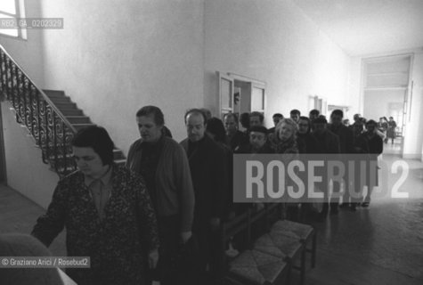 VENEZIA 1975, OSPEDALE PSICHIATRICO PROVINCIALE TRIESTE © ARCHIVIO Graziano Arici/Rosebud2 , FILA PER LA MENSA PAZIENTI OSPEDALE PSICHIATRICO TRIESTE
