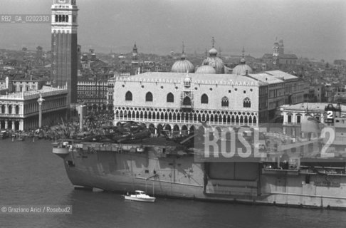 VENEZIA 1974 PORTAEREI AMERICANA NEL BACINO DI SAN MARCO © ARCHIVIO Graziano Arici/Rosebud2  NAVE AEREI GUERRA USA