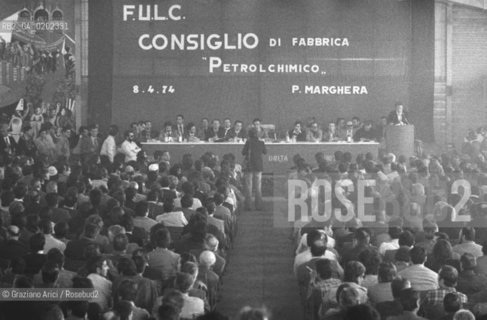 VENEZIA 1974 CONSIGLIO DI FABBRICA SUL PETROLCHIMICO DI PORTO MARGHERA © ARCHIVIO Graziano Arici/Rosebud2  INCONTRO CONFERENZA POLITICO ENRICO BERLINGUER