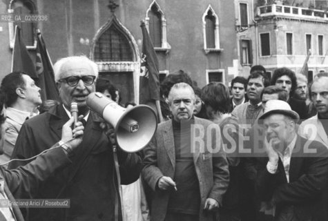VENEZIA 1974 EX SINDACO VENEZIA GIOBATTA GIANQUINTO CHE PARLA ALLA MANIFESTAZIONE FGCI © ARCHIVIO Graziano Arici/Rosebud2  MANFIESTAZIONE PROTESTA PCI TRENTIN
