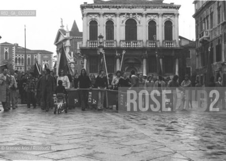 VENEZIA 1974 MANIFESTAZIONE FGCI © ARCHIVIO Graziano Arici/Rosebud2  MANFIESTAZIONE PROTESTA PCI POLITICA CAMPO SANTO STEFANO CORTEO