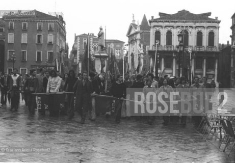 VENEZIA 1974 MANIFESTAZIONE FGCI © ARCHIVIO Graziano Arici/Rosebud2  MANFIESTAZIONE PROTESTA PCI POLITICA  CAMPO SANTO STEFANO CORTEO