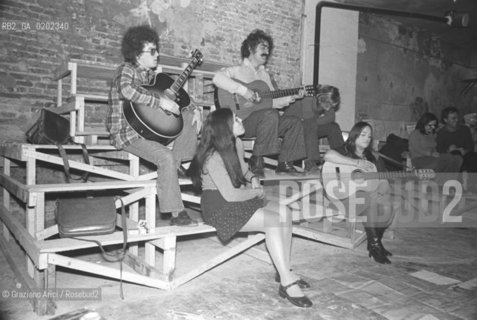 VENEZIA 1975, PROVE CANZONIERE POPOLARE VENETO © ARCHIVIO Graziano Arici/Rosebud2 , MUSICA POPOLARE EMANUELA MAGRO ALBERTO DAMICO LUISA RONCHINI