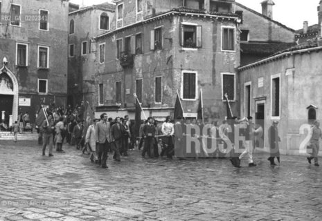 VENEZIA 1974 MANIFESTAZIONE FGCI © ARCHIVIO Graziano Arici/Rosebud2  MANFIESTAZIONE PROTESTA PCI POLITICA  CORTEO