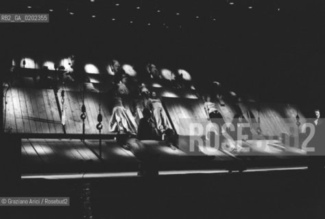 MILANO 1975 TEATRO LIRICO PROVE OPERA AL GRAN SOLE CARICO DAMORE  © ARCHIVIO Graziano Arici/Rosebud2  MUSICA CLASSICA LIRICA PROVE SCENICHE OPERA AL GRAN SOLE CARICO DAMORE DI LUIGI NONO PALCOSCENICO PROVE ATTORI LUCI TEATRO