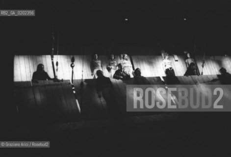 MILANO 1975 TEATRO LIRICO NONO PROVE OPERA AL GRAN SOLE CARICO DAMORE © ARCHIVIO Graziano Arici/Rosebud2  MUSICA CLASSICA LIRICA PROVE SCENICHE OPERA AL GRAN SOLE CARICO DAMORE LUIGI NONO PALCONSCENICO PROVE ATTORI LUCI TEATRO