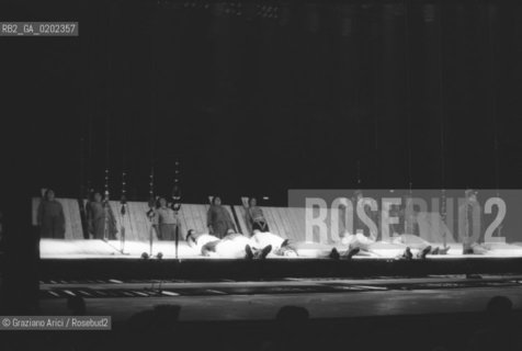 MILANO 1975 TEATRO LIRICO  PROVE OPERA AL GRAN SOLE CARICO DAMORE © ARCHIVIO Graziano Arici/Rosebud2  MUSICA CLASSICA LIRICA PROVE SCENICHE OPERA AL GRAN SOLE CARICO DAMORE DI LUIGI NONO PALCOSCENICO PROVE ATTORI LUCI TEATRO
