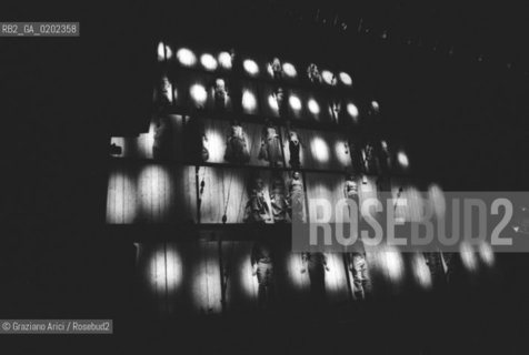 MILANO 1975 TEATRO LIRICO PROVE OPERA AL GRAN SOLE CARICO DAMORE © ARCHIVIO Graziano Arici/Rosebud2  OPERA LIRICA MUSICA PROVE SCENICHE OPERA AL GRAN SOLE CAICO DAMORE MUSICHE LUIGI NONO PALCOSCENICO PROVE ATTORI LUCI