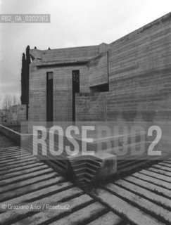 SAN VITO DALTIVOLE 1975 TOMBA BRION © ARCHIVIO Graziano Arici/Rosebud2  ARCHITETTURA TOMBA SEPOLCRO FAMIGLIA BRION ARCHITETTO CARLO SCARPA VEDUTA FACCIATA ESTERNA