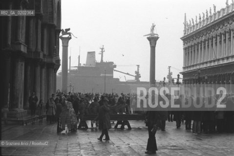 VENEZIA 1975 PIAZZA SAN MARCO PASSAGGIO NAVE DA TRASPORTO © ARCHIVIO Graziano Arici/Rosebud2  PASSAGGIO NAVE TRASPORTO BACINO SAN MARCO