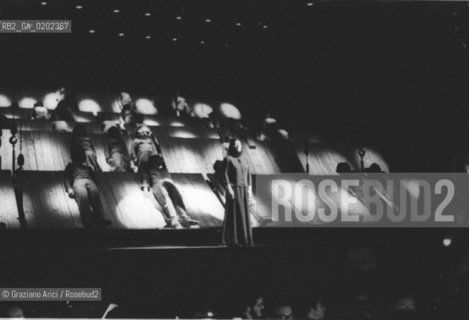 MILANO 1975 PROVE OPERA AL GRAN SOLE CARICO DAMORE DI LUIGI NONO © ARCHIVIO Graziano Arici/Rosebud2  MUSICA CLASSICA LIRICA PROVE AL GRAN SOLE CARICO DAMORE AL TEATRO LIRICO DI MILANO LUCI SCENA ATTORI