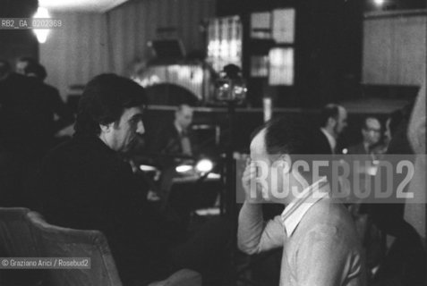 MILANO 1975 LUIGI NONO COMPOSITORE E DIRETTORE ORCHESTRA CLAUDIO ABADO PROVE OPERA AL GAN SOLE CARICO DAMORE © ARCHIVIO Graziano Arici/Rosebud2  MUSICA CLASSICA LIRICA LUIGI NONO COMPOSITORE E CLAUDIO ABADO DIRETTORE ORCHESTRA PROVE OPERA TEATRO LIRICO MILANO