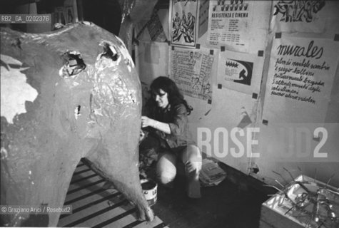 VENEZIA 1975 RIPARAZIONE MARCOCAVALLO © ARCHIVIO Graziano Arici/Rosebud2  SCULTURA MARCOCAVALLO VITTORIO BASAGLIA E PAZIENTI OSPEDALE PROVINCIALE PSICHIATRICO TRIESTE RAGAZZA CHE RIPARA OPERA