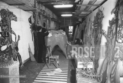 VENEZIA 1975 RIPARAZIONE OPERA MARCOCAVALLO DI VITTORIO BASAGLIA © ARCHIVIO Graziano Arici/Rosebud2  SCULTURA OPERA MARCOCAVALLO VITTORIO BASAGLIA RIPARAZIONI OSPEDALE PROVINCIALE PSICHIATRICO TRIESTE
