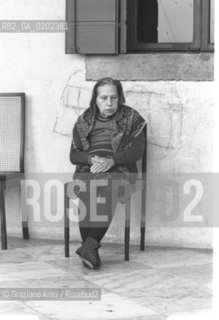 BELLUNO 1975 PAZIENTE DELLOSPEDALE PSICHIATRICO TRISTE SU SEDIA © ARCHIVIO Graziano Arici/Rosebud2  ANZIANA DONNA SU SEDIA OSPEDALE PROVINCIALE PSIHIATRICO TRIESTE VILLA FULCIS CONVEGNO