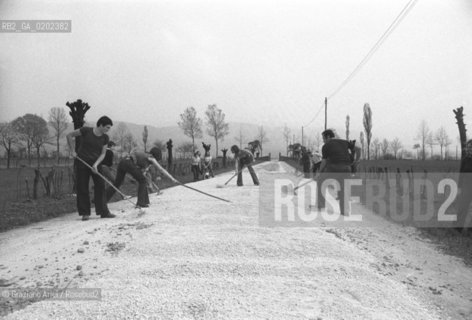 BELLUNO 1975 LAVORI DI GRUPPO STRADINA VILLA FULCIS  © ARCHIVIO Graziano Arici/Rosebud2  PERSONE CON PALE STRADINA CONVEGNO VILLA FULCIS BELLUNO