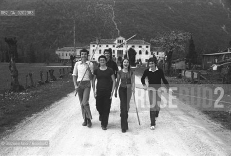 BELLUNO 1975 RAGAZZI CON ARNESI SU STRADINA © ARCHIVIO Graziano Arici/Rosebud2  CONVEGNO  RAGAZZI VILLA FULCIS BELLUNO STRADINA