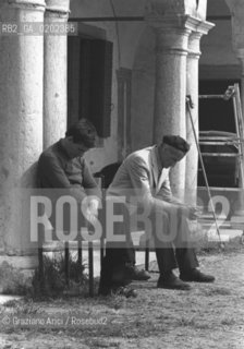 BELLUNO 1975 PAZIENTI ANZIANI OSPEDALE PSICHIATRICO TRIESTE SEDUTI A VILLA FULCIS BELLUNO© ARCHIVIO Graziano Arici/Rosebud2  CONVEGNO CAMPAGNA ANZIANI  PRIMI PIANI VILLA FULCIS BELLUNO CONVEGNO
