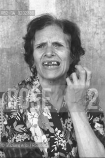 BELLUNO 1975 PRIMO PIANO ANZIANA DONNA OSPEDALE PSICHIATRICO TRIESTE © ARCHIVIO Graziano Arici/Rosebud2  ANZIANA OSPEDALE PSICHIATRICO CONVEGNO  VILLA FULCIS BELLUNO