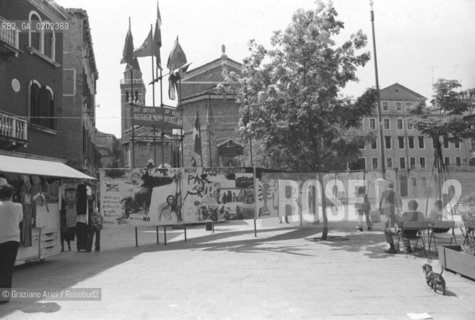 VENEZIA 1975 TRENTESIMA FESTA DELLA RESISTENZA ANTIFASCISTA SAN POLO © ARCHIVIO Graziano Arici/Rosebud2  CAMPO SAN POLO MANIFESTI ANTIFASCISTI FESTA RESISTENZA CARTELLONI