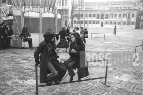 VENEZIA 1975 BAMBINE ALLE GIOSTRE © ARCHIVIO Graziano Arici/Rosebud2  CAMPO SAN POLO BAMBINI GIOSTRE MS