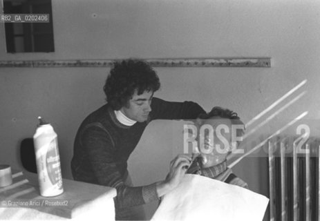 RVOLONTARIO CHE FA LA BARBA A PAZIENTE OSPEDALE PSICHIATRICO TRIESTE A VILLA FULCIS BELLUNO © ARCHIVIO Graziano Arici/Rosebud2  PAZIENTE BARBA