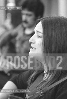 BELLUNO 1975 LUISA RONCHINI CHE CANTA A VILLA FULCIS © ARCHIVIO Graziano Arici/Rosebud2  MUSICA POPOLARE CANZONIERE POPOLARE VENETO LUISA RONCHINI EMANUELA DAMICO ALBERTO DAMICO VILLA FULCIS BELLUNO CONVEGNO PSICHIATRIA PAZIENTI OSPEDALE PSICHIATRICO TRIESTE
