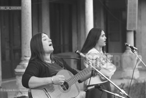 BELLUNO 1975 CANZONIERE POPOLARE VENETO DAVANTI VILLA FULCIS BELLUNO © ARCHIVIO Graziano Arici/Rosebud2  MUSICA POPOLARE CANZONIERE POPOLARE VENETO EMANUELA MAGRO ALBERTO DAMICO LUISA RONCHINI VILLA FULCIS BELLUNO CONVEGNO PSICHIATRIA