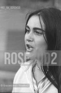 BELLUNO 1975 EMANUELA MAGRO A VILLA FULCIS © ARCHIVIO Graziano Arici/Rosebud2  MUSICA POPOLARE CANZONIERE POPOLARE VENETO EMANUELA MAGRO LUISA RONCHNI ALBERTO DAMICO CONVEGNO PSICHIATRIA VILLA FULCIS BELLUNO PAZIENTI OSPEDALE PSICHIATRICO TRIESTE