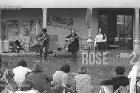 BELLUNO 1975 CANZONIERE POPOLARE VENETO SUONANO A VILLA FULCIS © ARCHIVIO Graziano Arici/Rosebud2  MUSICA POPOLARE CANZONIERE POPOLARE VENETO EMANUELA MAGRO ALBERTO DAMICO LUISA RONCHINI VILLA FULCIS BELLUNO PAZIENTI OSPEDALE PSICHIATRICO TRISTE CONVEGNO