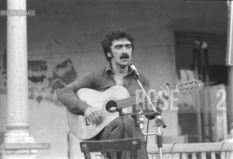 BELLUNO 1975 ALBERTO DAMICO CHE SUONA LA CHITARRA A VILLA FULCIS © ARCHIVIO Graziano Arici/Rosebud2  MUSICA POPOLARE CANZONIERE POPOLARE VENETO EMANUELA MAGRO LUISA RONCHINI ALBERTO DAMICO VILLA FULCIS BELLUNO CONVEGNO PAZIENTI OSPEDALE PSICHIATRICO TRIESTE