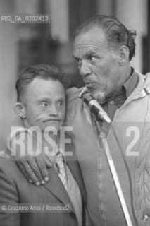 BELLUNO 1975 VILLA FULCIS  PAZIENTE OSPEDALE PSICHIATRICO TRIESTE CHE CANTA © ARCHIVIO Graziano Arici/Rosebud2  VILLA FULCIS BELLUNO CONVEGNO PSICHIATRIA CANZONIERE POPOLARE VENETO ALBERTO DAMICO EMANUELA MAGRO LUISA RONCHINI