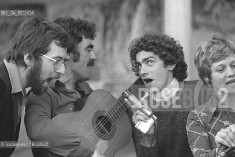BELLUNO 1975 ALBERTO DAMICO CHE CANTA CON PAZIENTI OSPEDALE PSICHIATRICO  TRIESTE E VOLONTARI © ARCHIVIO Graziano Arici/Rosebud2  MUSICA POPOLARE CANZONIERE POPOLARE VENETO ALBERTO DAMICO EMANUELA MAGRO LUISA RONCHINI CONVEGNO PSICHIATRIA VILLA FULCIS BELLUNO PAZIENTI OSPEDALE PSICHIATRICO TRIESTE