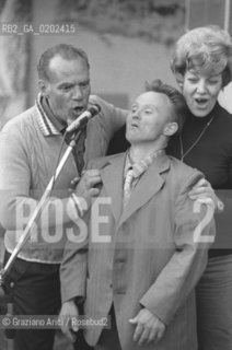 BELLUNO 1975 PAZIENTE OSPEDALE PSICHIATRICO TRIESTE CHE CANTA A VILLA FULCIS © ARCHIVIO Graziano Arici/Rosebud2  CONVEGNO PSICHIATRIA VILLA FULCIS BELLUNO PAZIENTE OSPEDALE PSICHIATRICO TRIESTE CANZONIERE POPOLARE VENETO