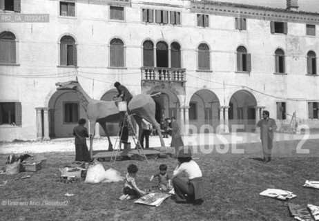 BELLUNO 1975 VILLA FULCIS PREPARAZIONE MARCOCAVALLO SCULTURA BASAGLIA © ARCHIVIO Graziano Arici/Rosebud2  VILLA FULCIS MARCOCAVALLO BASAGLIA CONVEGNO PSICHIATRIA PAZIENTI OSPEDALE PSICHIATRICO TRIESTE BAMBINI