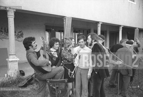 BELLUNO 1975 ALBERTO DAMICO DEL CANZONIERE POPOLARE VENETO E PAZIENTI OSPEDALE PSICHIATRICO TRIESTE A VILLA FULCIS CHE CANTANO © ARCHIVIO Graziano Arici/Rosebud2  CONVEGNO VILLA FULCIS BELLUNO MUSICA POPOLARE CANZONIERE POPOLARE VENETO ALBERTO DAMICO PAZIENTI OSPEDALE PSICHIATRICO TRIESTE