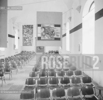 VENEZIA 1975 AULA MAGNA SEDE ARCHITETTURA IUAV © ARCHIVIO Graziano Arici/Rosebud2  VENEZIA TRENTESIMA LIBERAZIONE ARCHITETTURA AULA MAGNA VUOTA QUADRI ARTE ARTIST PITTORE EMILIO VEDOVA SFONDO